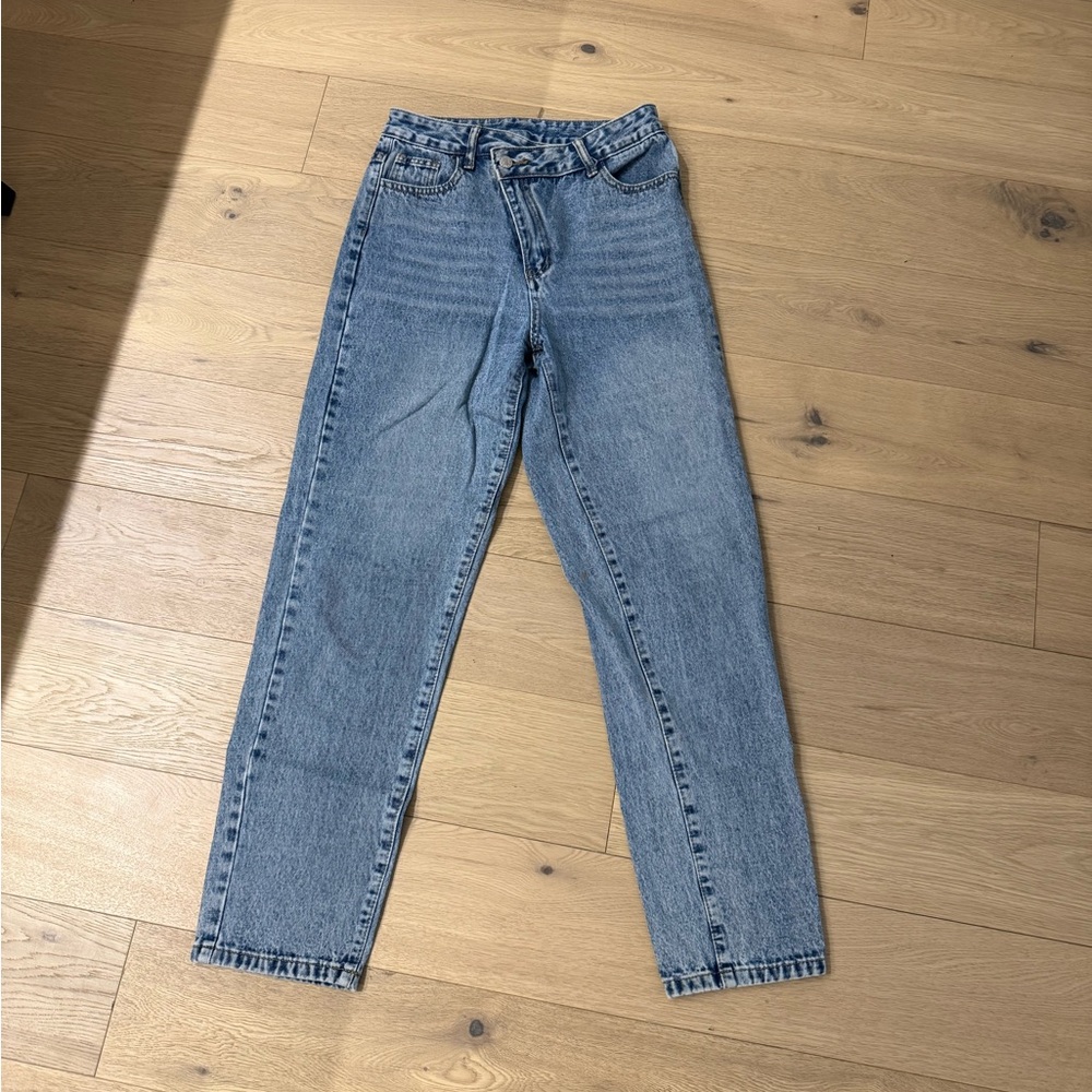 Straight leg denim with high waist.